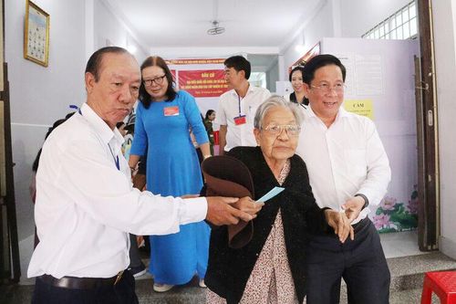 Chủ tịch UBND tỉnh An Giang Hồ Văn Mừng kiểm tra công tác tổ chức bầu cử tại phường Rạch Giá