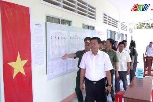 Bí thư Tỉnh ủy An Giang Nguyễn Tiến Hải kiểm tra công tác bầu cử tại các xã