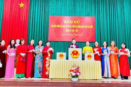 Phụ nữ Bắc Ninh nô nức diện trang phục truyền thống thực hiện quyền công dân