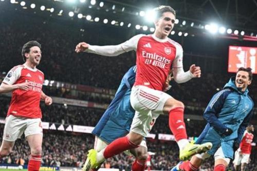 Thần đồng 16 tuổi lập kỷ lục, Arsenal hạ Everton để xây chắc ngôi đầu Ngoại hạng Anh