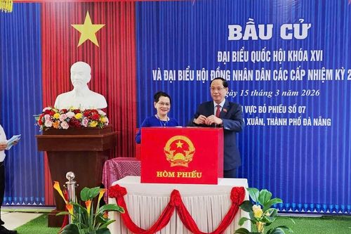 Phó Chủ tịch Quốc hội Trần Quang Phương dự khai mạc và bỏ phiếu tại Tổ bầu cử số 7, phường Hòa Xuân