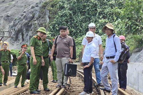Điều tra nguyên nhân vụ đá lăn làm đứt gãy đường sắt qua đèo Hải Vân