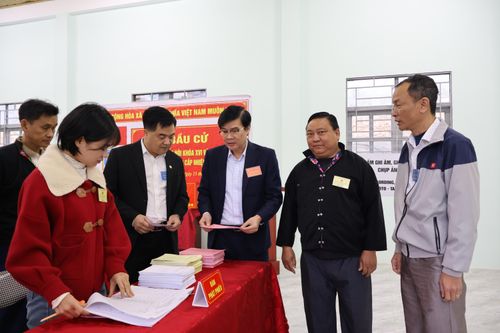 Trưởng ban Nội chính Tỉnh ủy Chu Xuân Trường dự khai mạc bầu cử tại xã Sính Phình