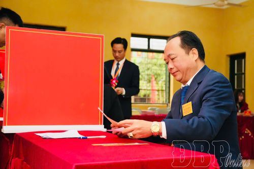 Phó Chủ tịch UBND tỉnh Nguyễn Minh Phú tham gia bỏ phiếu bầu cử tại xã Sín Thầu