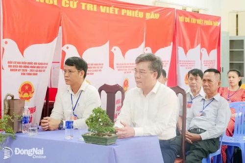 Trưởng ban Tuyên giáo và Dân vận Tỉnh ủy Dương Minh Dũng dự bầu cử tại xã Nhơn Trạch
