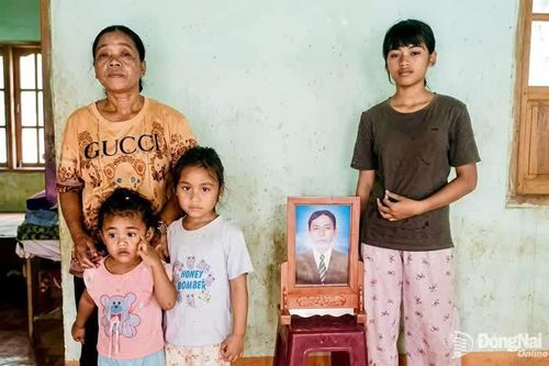 Người phụ nữ S'tiêng 'gồng gánh' mẹ già, em bệnh tâm thần và 3 cháu nhỏ mồ côi