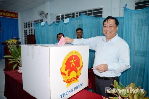 Chủ tịch UBND tỉnh Đồng Tháp Phạm Thành Ngại bỏ phiếu, dự Lễ khai mạc bầu cử tại Khu phố 11, phường Gò Công