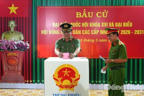 Cán bộ, chiến sĩ Công an tỉnh Đồng Tháp hăng hái thực hiện quyền cử tri