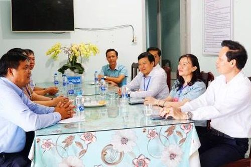 Đồng chí Nguyễn Thành Diệu kiểm tra công tác bầu cử tại khu vực phía Đông
