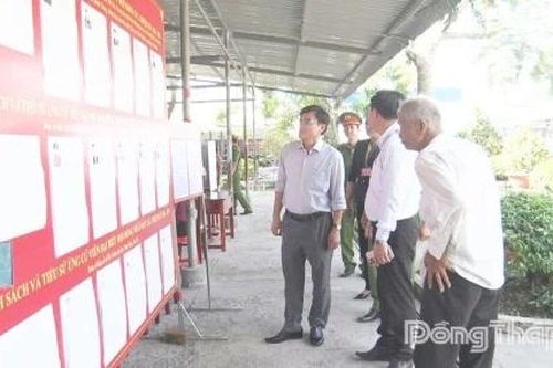 Đồng chí Nguyễn Văn Mười kiểm tra công tác tổ chức bầu cử tại khu vực bỏ phiếu số 23, xã Mỹ Tịnh An