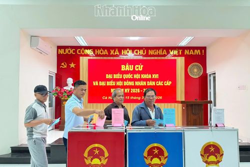 Ngư dân Cà Ná đi bầu cử từ 5 giờ sáng