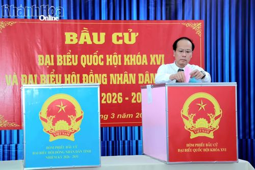 Chủ tịch Ủy ban MTTQ Việt Nam tỉnh Nguyễn Khắc Hà dự khai mạc và tham gia bỏ phiếu tại Khu vực bỏ phiếu số 32 phường Nam Nha Trang