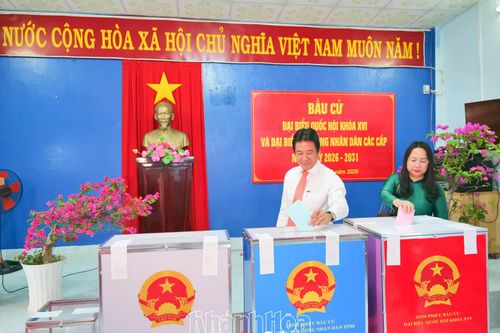 Phó Chủ tịch Thường trực UBND tỉnh Nguyễn Long Biên dự lễ khai mạc và bỏ phiếu bầu tại Khu vực bỏ phiếu số 8, phường Bảo An