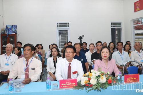 Phó Chủ tịch Thường trực Ủy ban MTTQ Việt Nam tỉnh Trần Thu Mai dự lễ khai mạc bầu cử tại Khu vực bỏ phiếu số 6, xã Diên Lạc