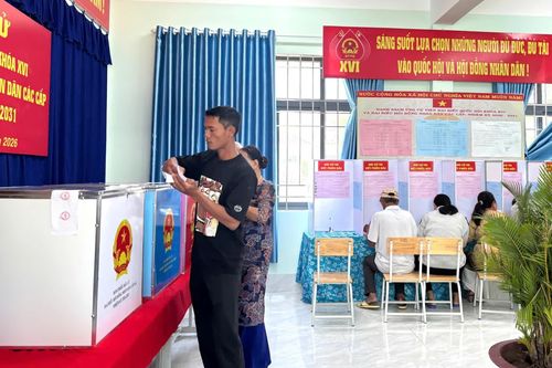 Cử tri xã Phước Hậu nô nức đi bầu cử