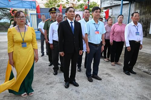 Cử tri xã Thuận Bắc nô nức đi bầu cử