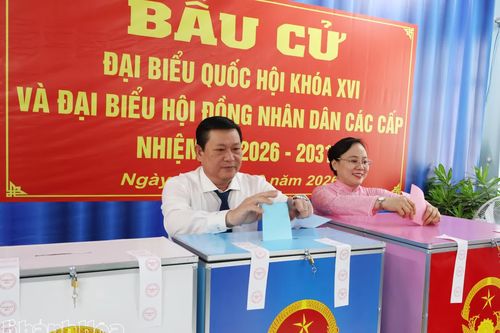 Chủ nhiệm Ủy ban Kiểm tra Tỉnh ủy Nguyễn Tiến Đức tham gia bầu cử tại Khu vực bỏ phiếu số 3, phường Phan Rang