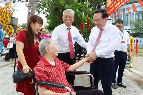 Phó Bí thư Thường trực Tỉnh ủy Hồ Xuân Trường kiểm tra công tác bầu cử tại phường Nam Nha Trang và phường Nha Trang