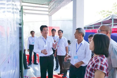Phó Chủ tịch Thường trực UBND tỉnh Nguyễn Long Biên kiểm tra công tác bầu cử tại 2 phường Đô Vinh và Ninh Chử
