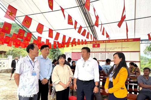 Trưởng Ban Tuyên giáo và Dân vận Tỉnh ủy Võ Hoàn Hải kiểm tra một số khu vực bỏ phiếu tại khu vực Khánh Vĩnh