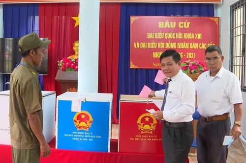 Cử tri xã Khánh Sơn hân hoan tham gia bầu cử