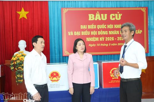 Phó Chủ tịch Thường trực Ủy ban MTTQ Việt Nam tỉnh Trần Thu Mai kiểm tra công tác bầu cử tại xã Suối Hiệp