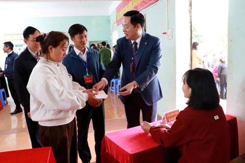 Đồng chí Hà Quang Trung - Phó Bí thư Tỉnh ủy, Chủ tịch UBND tỉnh, Chủ tịch Ủy ban Bầu cử tỉnh kiểm tra công tác bầu cử tại phường Tân Phong