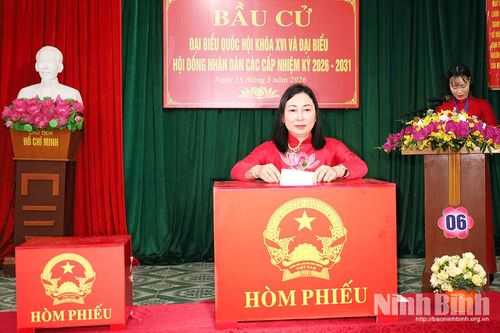Đồng chí Phó Bí thư Thường trực Tỉnh ủy Đinh Thị Lụa dự lễ khai mạc bầu cử và tham gia bỏ phiếu tại Khu vực bỏ phiếu số 6, phường Lý Thường Kiệt