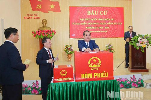 Đồng chí Phó Bí thư Tỉnh ủy, Chủ tịch Ủy ban MTTQ Việt Nam tỉnh Mai Văn Tuất dự lễ khai mạc bầu cử và bỏ phiếu tại Khu vực bỏ phiếu số 32, phường Hoa Lư
