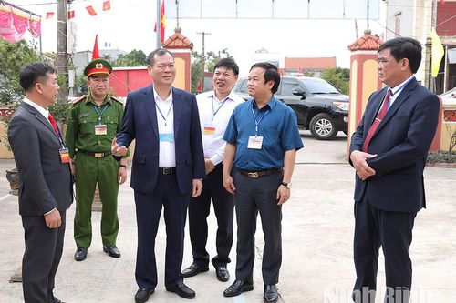 Đồng chí Phó Bí thư Tỉnh ủy, Chủ tịch HĐND tỉnh Lê Quốc Chỉnh kiểm tra công tác bầu cử tại các địa phương