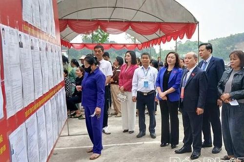 Phó Bí thư Tỉnh ủy, Chủ tịch HĐND tỉnh Bùi Đức Hinh kiểm tra công tác bầu cử tại xã Hợp Kim