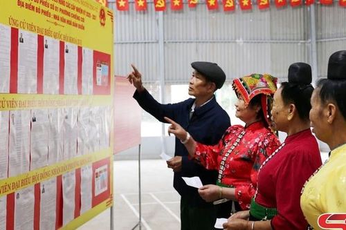 Cử tri phường Chiềng Cơi nô nức đi bầu cử