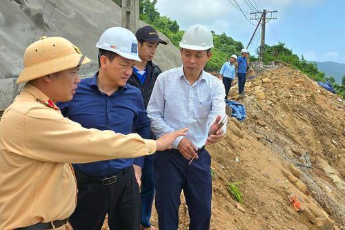 Cục trưởng Cục Đường sắt Việt Nam kiểm tra hiện trường đá lăn vào đường ray ở đèo Hải Vân