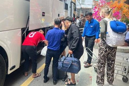 Tiếp tục chuyển tải khách, ngưng chạy tàu do sự cố đá lăn tại đèo Hải Vân