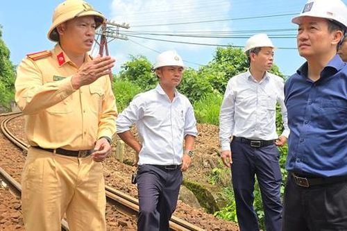 Gấp rút xử lý nguy cơ đá rơi đe dọa đường sắt qua đèo Hải Vân