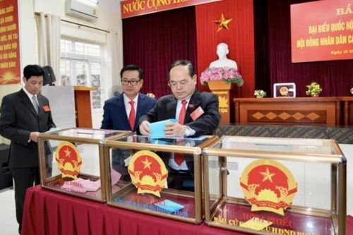 Quảng Ninh rộn ràng ngày bầu cử, cử tri toàn tỉnh nô nức thực hiện quyền công dân