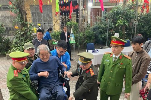 Công an Hà Nội hỗ trợ cử tri cao tuổi, sức khỏe yếu trong ngày bầu cử