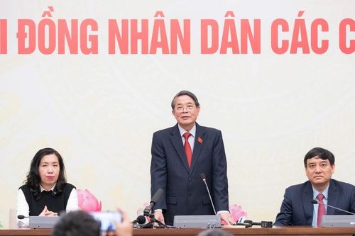 Phó Chủ tịch Quốc hội Nguyễn Đức Hải thăm, động viên phóng viên báo chí tác nghiệp bầu cử tại Nhà Quốc hội
