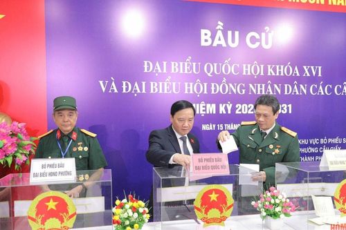 Phó Chủ tịch Quốc hội Nguyễn Khắc Định thực hiện quyền công dân tại Khu vực bỏ phiếu số 16