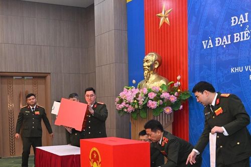 Lãnh đạo Bộ Công an tham gia bầu cử tại Khu vực bỏ phiếu số 5