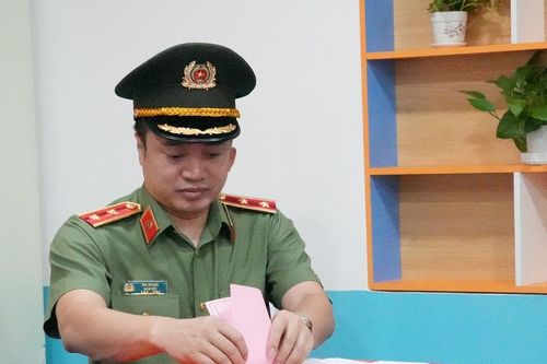 Cán bộ, chiến sĩ Công an TP. Hồ Chí Minh phấn khởi tham gia ngày hội bầu cử