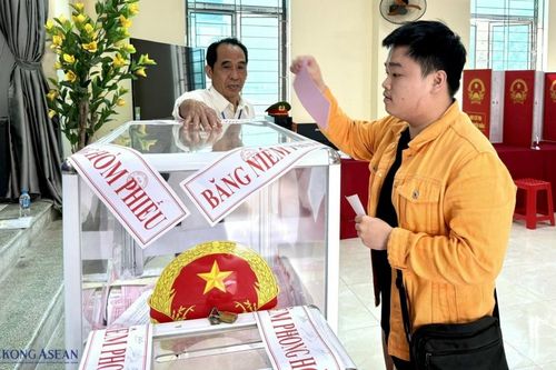 Cảm xúc của cử tri trẻ khi cầm lá phiếu bầu cử