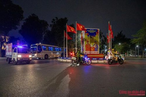 Công an Hà Nội tuần tra đêm, siết chặt an ninh sẵn sàng ngày bầu cử