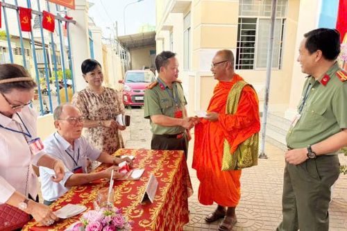 Cử tri là chức sắc, chức việc, đồng bào tôn giáo TP Cần Thơ hăng hái tham gia bầu cử