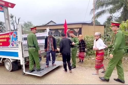 Cảnh sát dùng xe chuyên dụng hỗ trợ cử tri dân tộc Chứt đi bỏ phiếu