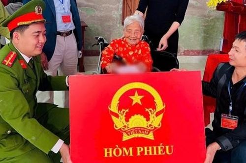 Cụ bà 104 tuổi ở Hải Phòng: Vinh dự và tự hào được đi bỏ phiếu bầu cử