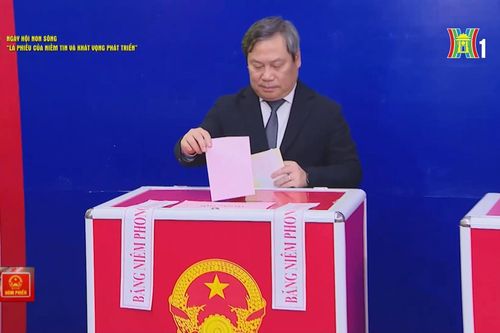 Chủ tịch UBND TP. Hà Nội bỏ phiếu bầu cử tại phường Giảng Võ