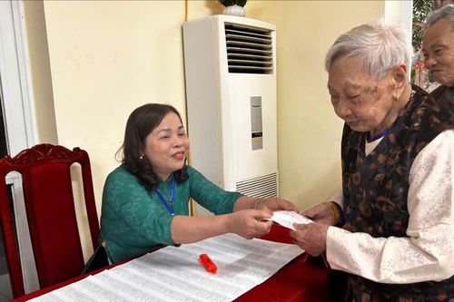 Cử tri xã Đoài Phương náo nức thực hiện quyền công dân