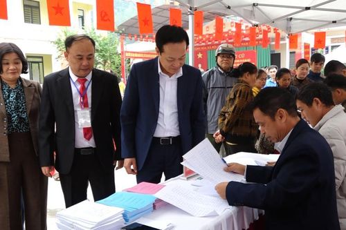 Phó Chủ tịch Thường trực UBND tỉnh Vũ Đình Quang kiểm tra công tác bầu cử tại các xã