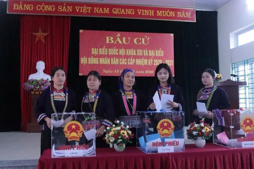 Đồng bào Mông đen xóm Ca Liệng hân hoan đi bầu cử